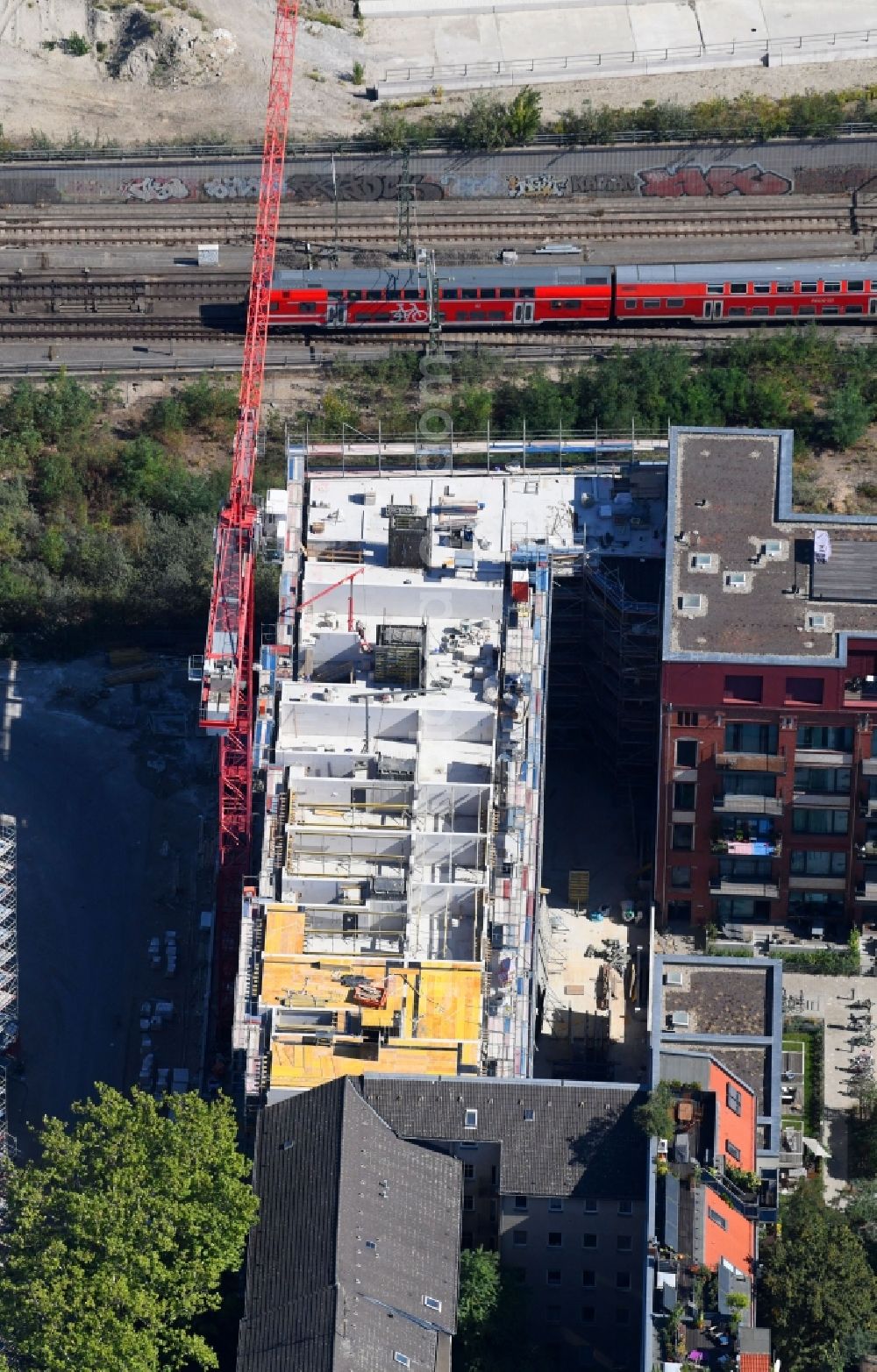 Berlin from the bird's eye view: Construction site to build a new multi-family residential complex Kruppstrasse - Lehrter Strasse in Berlin