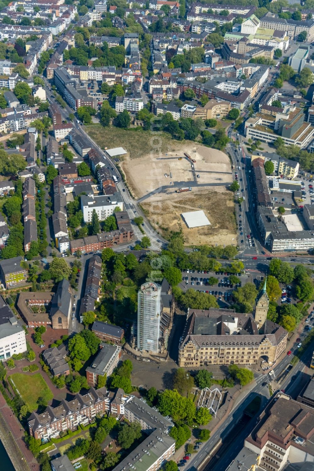 Aerial image Duisburg - Construction site to build a new multi-family residential complex Mercatorviertel along the Oberstrasse - Poststrasse and Gutenbergstrasse in Duisburg in the state North Rhine-Westphalia, Germany