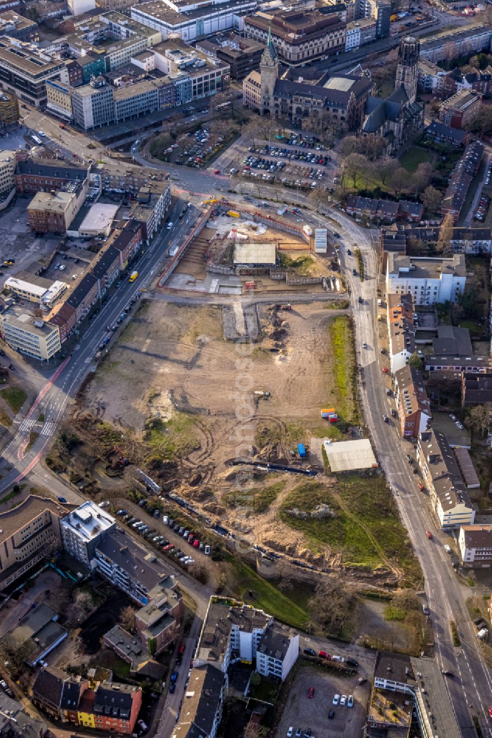 Duisburg from the bird's eye view: Construction site to build a new multi-family residential complex Mercatorviertel along the Oberstrasse - Poststrasse and Gutenbergstrasse in Duisburg at Ruhrgebiet in the state North Rhine-Westphalia, Germany