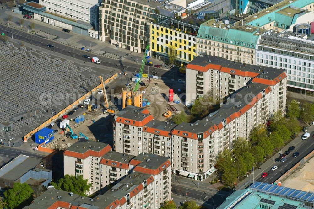 Berlin from the bird's eye view: Construction site to build a new multi-family residential complex of MUC Real Estate GmbH on Cora-Berliner-Strasse in the district Mitte in Berlin, Germany