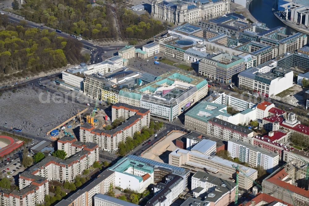 Berlin from the bird's eye view: Construction site to build a new multi-family residential complex of MUC Real Estate GmbH on Cora-Berliner-Strasse in the district Mitte in Berlin, Germany