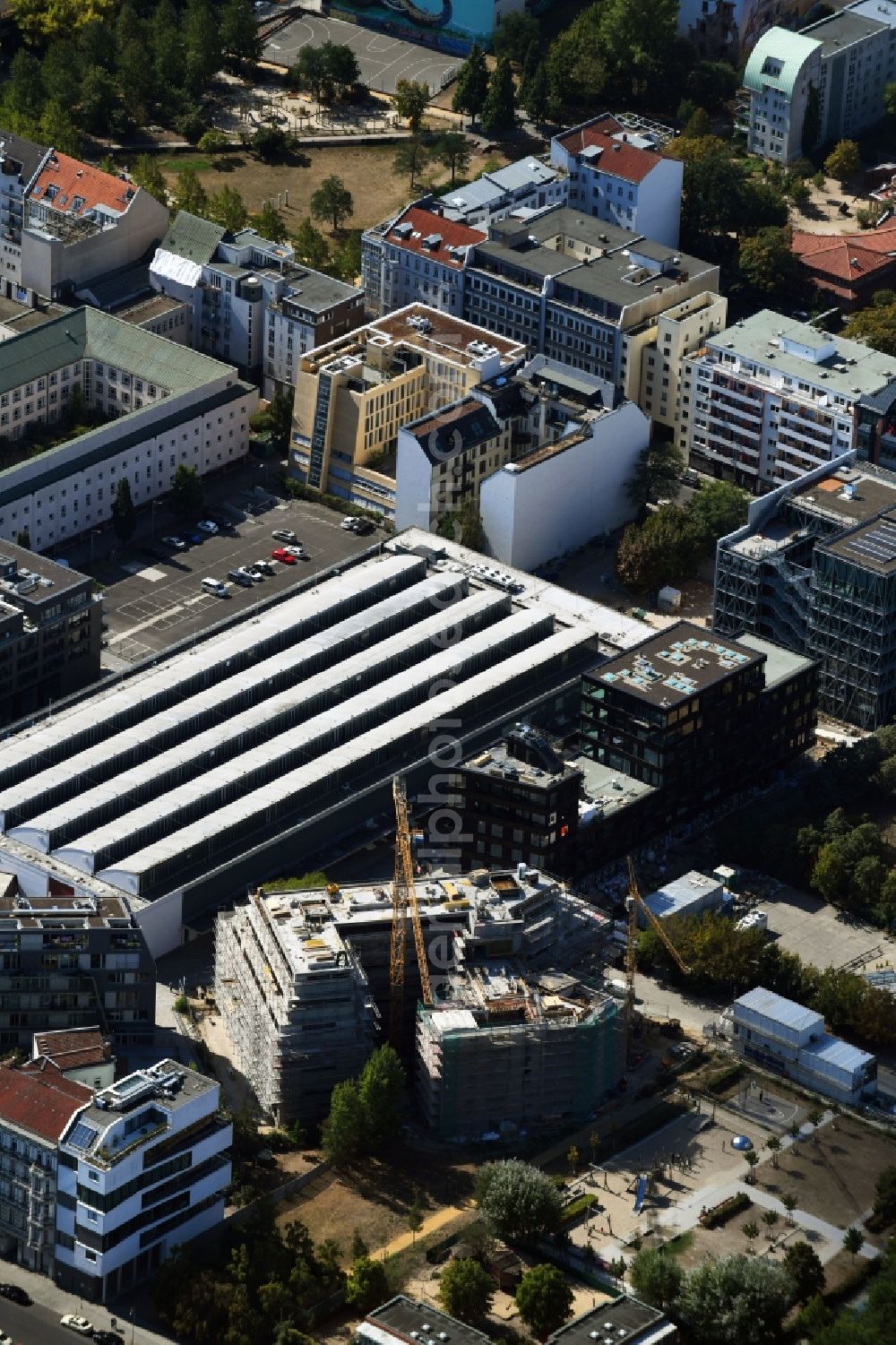 Berlin from the bird's eye view: Construction site to build a new multi-family residential complex NeuHouse on Enckestrasse in the district Kreuzberg in Berlin, Germany