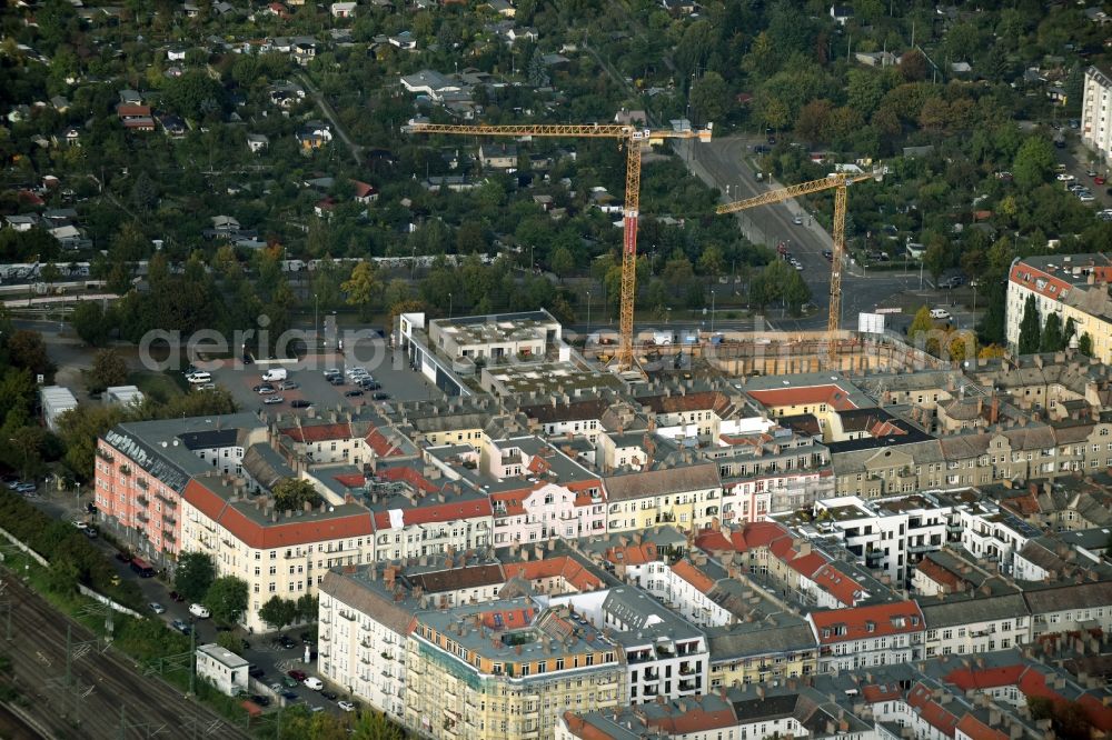 Berlin from the bird's eye view: Construction site to build a new multi-family residential complex nio der Bauunternehmung WOLFF & MUeLLER corner Bornholmer, Malmoeer und Finnlaendische Strasse destrict Prenzlauer Berg in Berlin