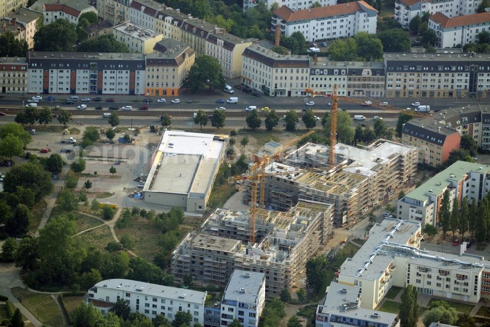 Berlin from the bird's eye view: Construction site to build a new multi-family residential complex in the Koepenick part of the district of Treptow-Koepenick in Berlin in Germany. The complex includes several apartment buildings and is located on Am Amtsgraben street, in the North of Mueggelheimer Strasse. Entworfen wurde das Projekt von Numrich Albrecht Klumpp Gesellschaft von Architekten mbH