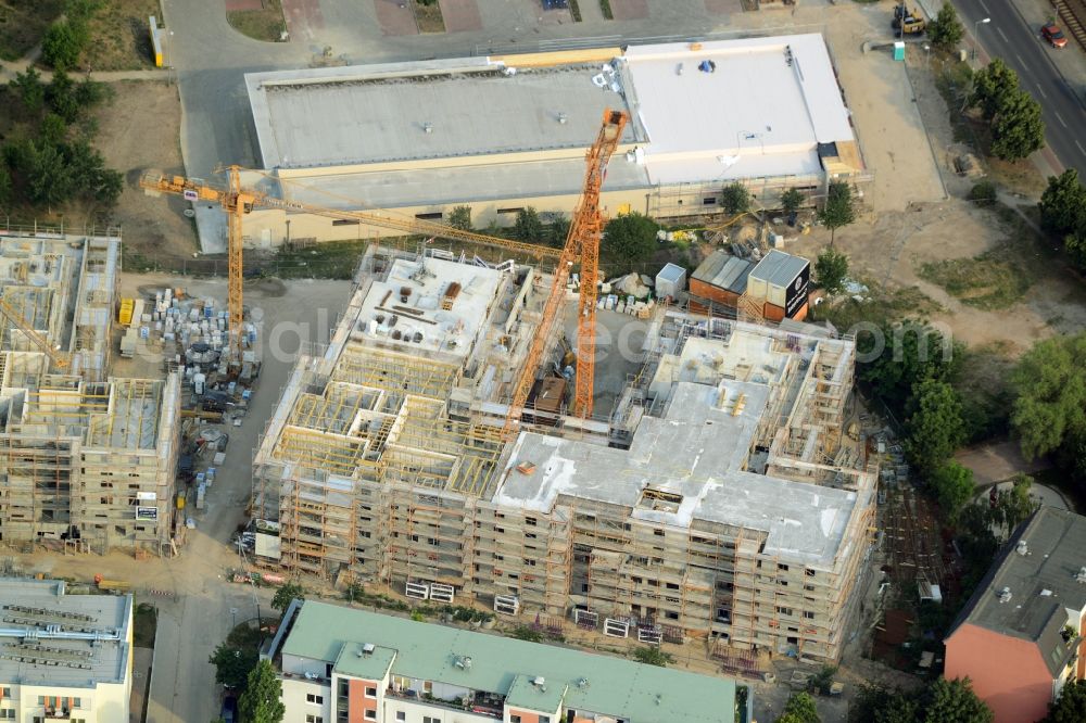 Berlin from above - Construction site to build a new multi-family residential complex in the Koepenick part of the district of Treptow-Koepenick in Berlin in Germany. The complex includes several apartment buildings and is located on Am Amtsgraben street, in the North of Mueggelheimer Strasse. Entworfen wurde das Projekt von Numrich Albrecht Klumpp Gesellschaft von Architekten mbH