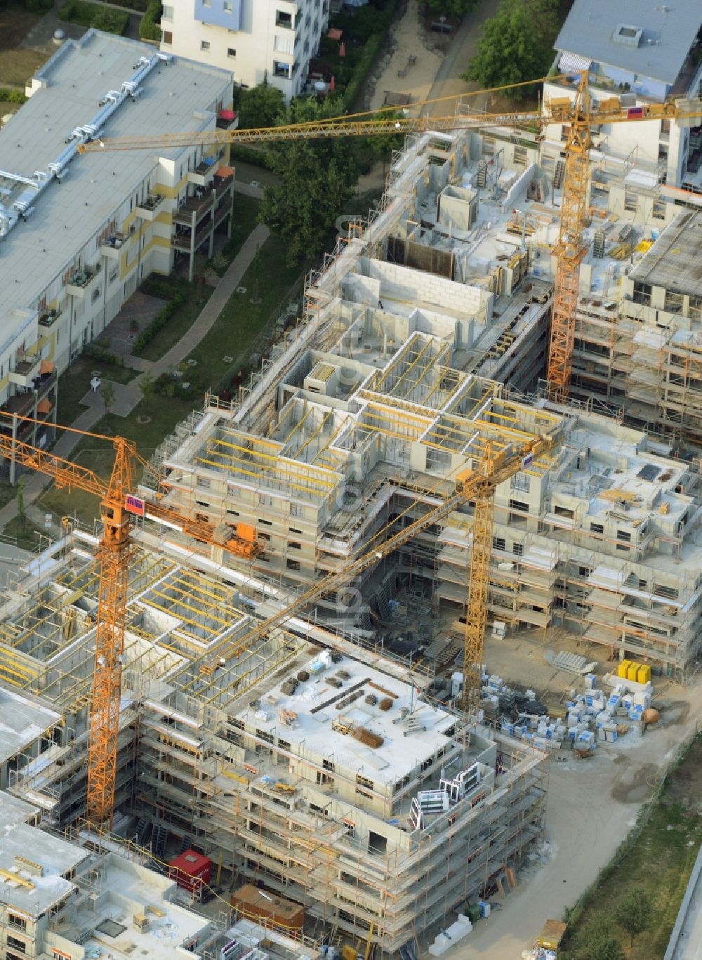 Berlin from the bird's eye view: Construction site to build a new multi-family residential complex in the Koepenick part of the district of Treptow-Koepenick in Berlin in Germany. The complex includes several apartment buildings and is located on Am Amtsgraben street, in the North of Mueggelheimer Strasse. Entworfen wurde das Projekt von Numrich Albrecht Klumpp Gesellschaft von Architekten mbH