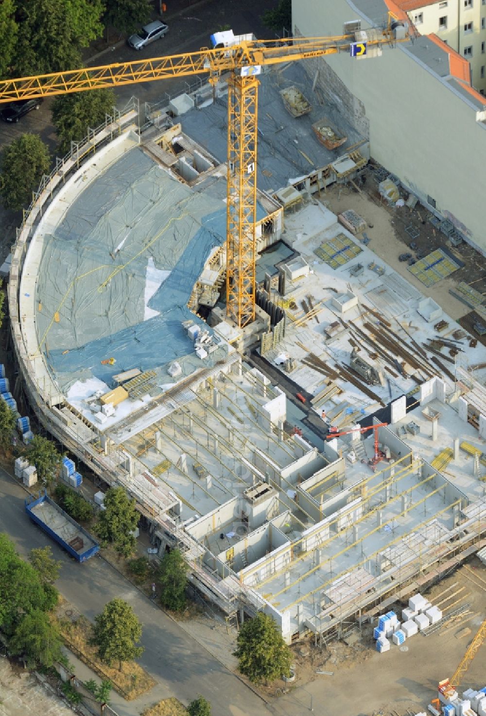 Aerial image Berlin - Construction site to build a new multi-family residential complex in the Niederschoeneweide part of the district of Treptow-Koepenick in Berlin in Germany. The new compound is being developed amidst existing residential buildings on Flutstrasse and Fliessstrasse. It is part of the gentrification and urban development project of the district. It was designed by Specht, Kalleja & Partners