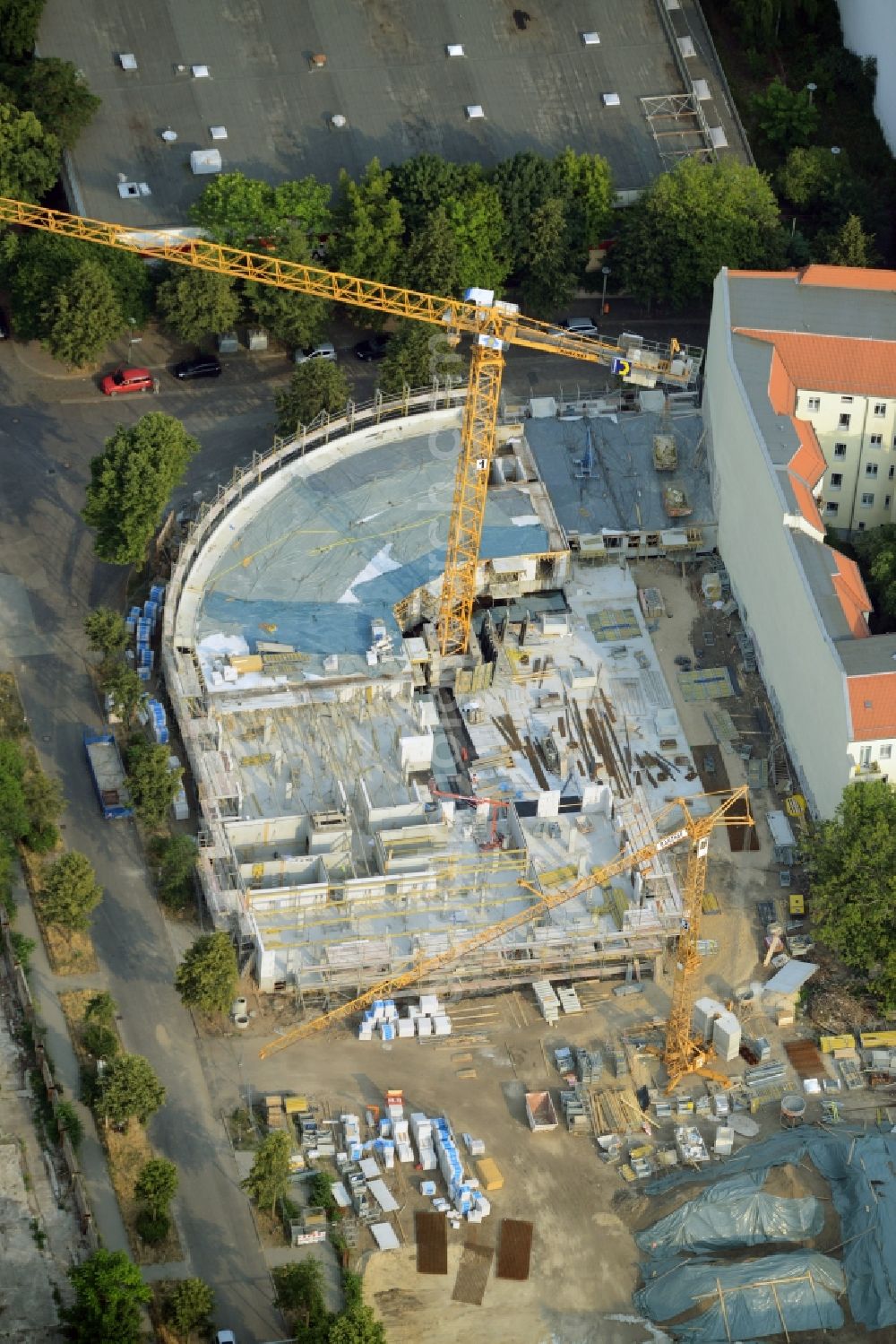 Aerial photograph Berlin - Construction site to build a new multi-family residential complex in the Niederschoeneweide part of the district of Treptow-Koepenick in Berlin in Germany. The new compound is being developed amidst existing residential buildings on Flutstrasse and Fliessstrasse. It is part of the gentrification and urban development project of the district. It was designed by Specht, Kalleja & Partners