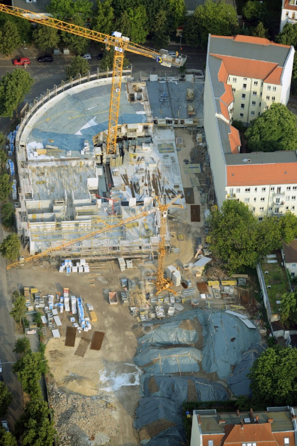 Berlin from above - Construction site to build a new multi-family residential complex in the Niederschoeneweide part of the district of Treptow-Koepenick in Berlin in Germany. The new compound is being developed amidst existing residential buildings on Flutstrasse and Fliessstrasse. It is part of the gentrification and urban development project of the district. It was designed by Specht, Kalleja & Partners