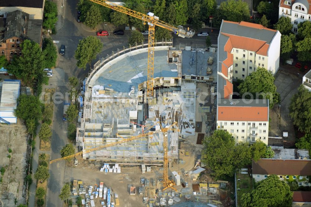 Berlin from the bird's eye view: Construction site to build a new multi-family residential complex in the Niederschoeneweide part of the district of Treptow-Koepenick in Berlin in Germany. The new compound is being developed amidst existing residential buildings on Flutstrasse and Fliessstrasse. It is part of the gentrification and urban development project of the district. It was designed by Specht, Kalleja & Partners