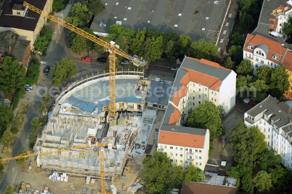 Aerial image Berlin - Construction site to build a new multi-family residential complex in the Niederschoeneweide part of the district of Treptow-Koepenick in Berlin in Germany. The new compound is being developed amidst existing residential buildings on Flutstrasse and Fliessstrasse. It is part of the gentrification and urban development project of the district. It was designed by Specht, Kalleja & Partners