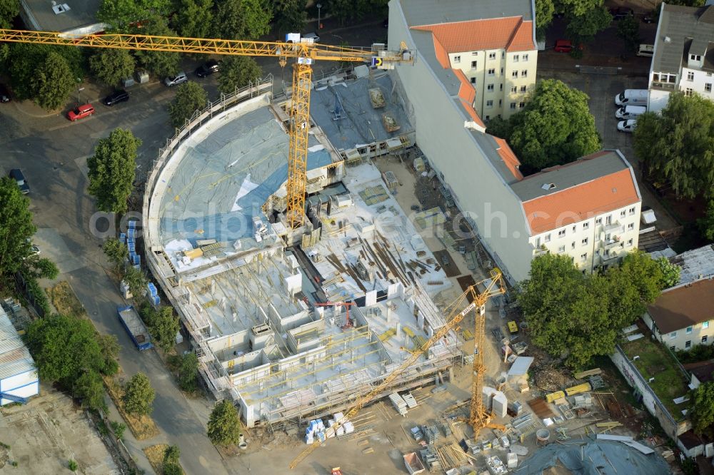 Aerial photograph Berlin - Construction site to build a new multi-family residential complex in the Niederschoeneweide part of the district of Treptow-Koepenick in Berlin in Germany. The new compound is being developed amidst existing residential buildings on Flutstrasse and Fliessstrasse. It is part of the gentrification and urban development project of the district. It was designed by Specht, Kalleja & Partners