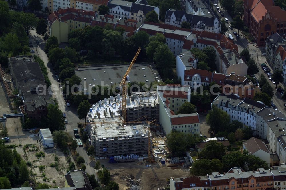 Aerial photograph Berlin - Construction site to build a new multi-family residential complex in the Niederschoeneweide part of the district of Treptow-Koepenick in Berlin in Germany. The new compound is being developed amidst existing residential buildings on Flutstrasse and Fliessstrasse. It is part of the gentrification and urban development project of the district. It was designed by Specht, Kalleja & Partners