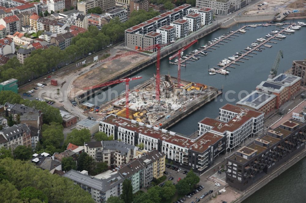 Mainz from the bird's eye view: Construction site to build a new multi-family residential complex PANDION DOXX on the Suedmole in Alten Zollhafen in the district Neustadt in Mainz in the state Rhineland-Palatinate, Germany