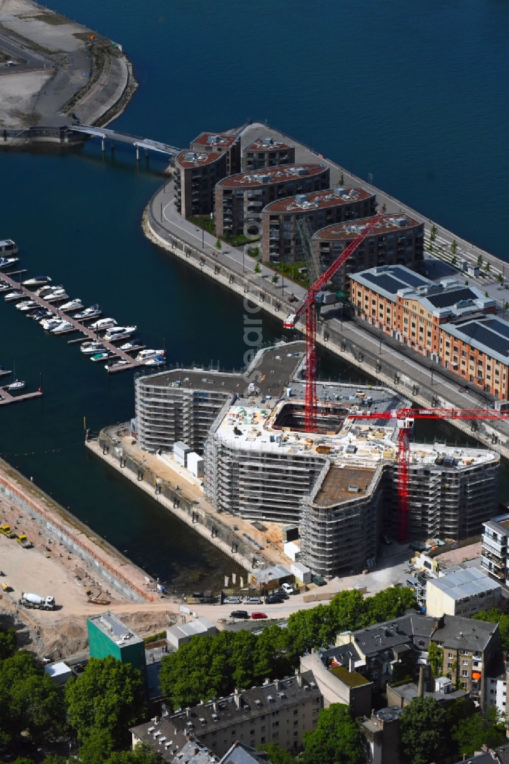 Mainz from the bird's eye view: Construction site to build a new multi-family residential complex PANDION DOXX on the Suedmole in Alten Zollhafen in the district Neustadt in Mainz in the state Rhineland-Palatinate, Germany