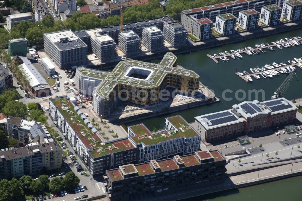 Mainz from the bird's eye view: Construction site to build a new multi-family residential complex PANDION DOXX on the Suedmole in Alten Zollhafen in the district Neustadt in Mainz in the state Rhineland-Palatinate, Germany