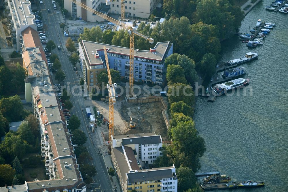 Berlin from the bird's eye view: Construction site to build a new multi-family residential complex Pier 101 on Schnellerstrasse in Berlin, Germany