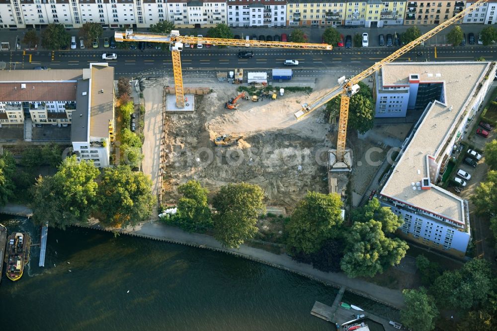 Berlin from above - Construction site to build a new multi-family residential complex Pier 101 on Schnellerstrasse in Berlin, Germany