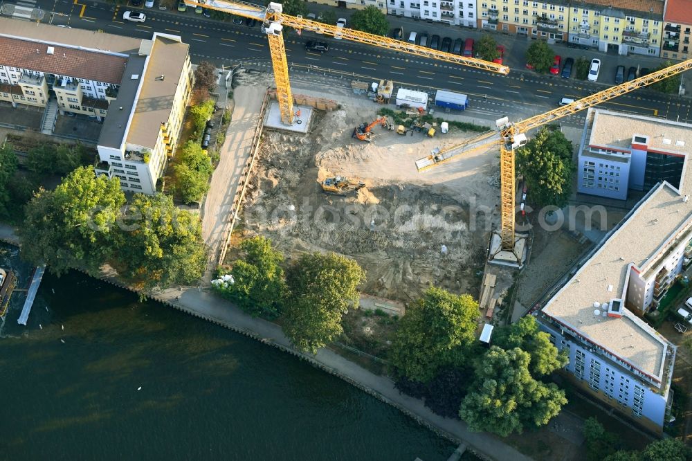 Berlin from the bird's eye view: Construction site to build a new multi-family residential complex Pier 101 on Schnellerstrasse in Berlin, Germany