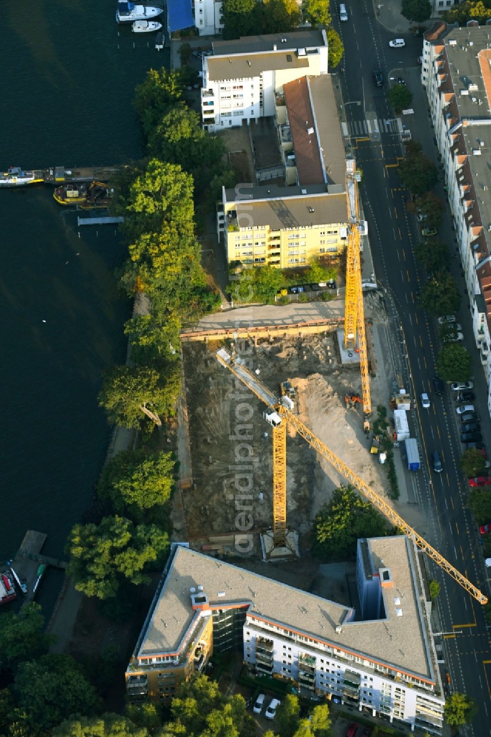 Aerial photograph Berlin - Construction site to build a new multi-family residential complex Pier 101 on Schnellerstrasse in Berlin, Germany