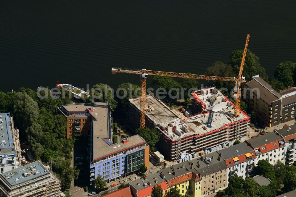 Berlin from the bird's eye view: Construction site to build a new multi-family residential complex Pier 101 on Schnellerstrasse in Berlin, Germany