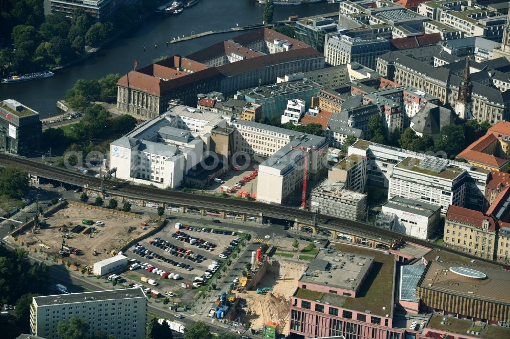 Aerial photograph Berlin - Construction site to build a new multi-family residential complex Quartier Luisenpark on Stallschreiberstrasse - Alexandrinenstrasse in the district Mitte in Berlin, Germany