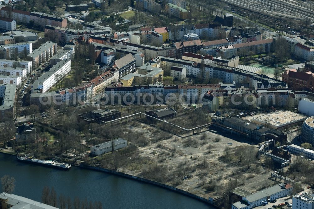 Berlin from the bird's eye view: Construction site to build a new multi-family residential complex Fliessstrasse - Hasselwerder Strasse on river Spree in the district Schoeneweide in Berlin, Germany