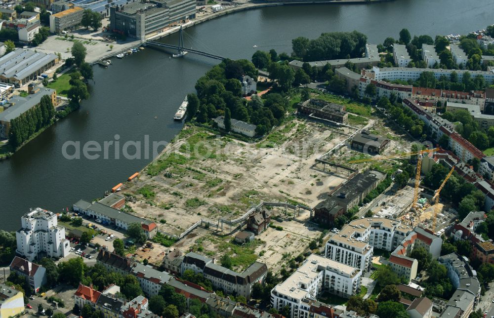 Berlin from above - Construction site to build a new multi-family residential complex Fliessstrasse - Hasselwerder Strasse on river Spree in the district Schoeneweide in the district Schoeneweide in Berlin, Germany