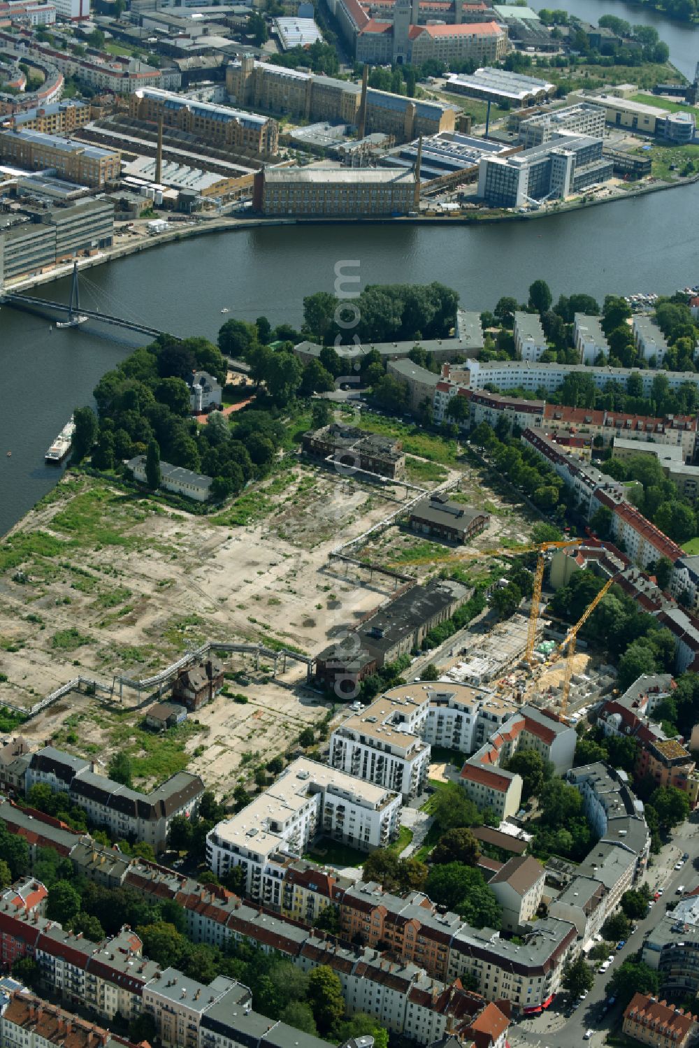 Berlin from the bird's eye view: Construction site to build a new multi-family residential complex Fliessstrasse - Hasselwerder Strasse on river Spree in the district Schoeneweide in the district Schoeneweide in Berlin, Germany