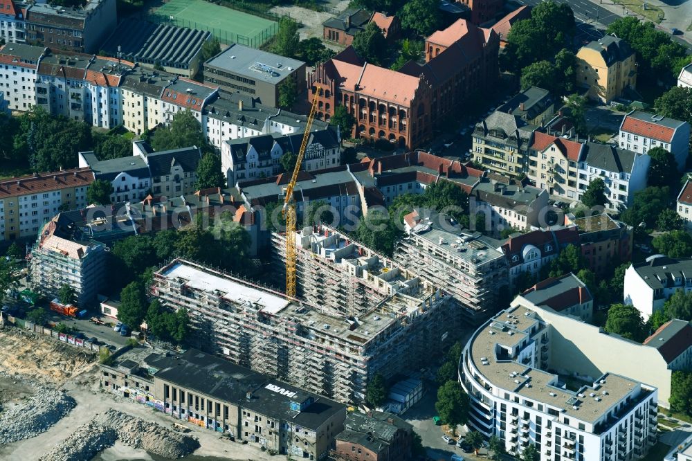 Berlin from the bird's eye view: Construction site to build a new multi-family residential complex Fliessstrasse - Hasselwerder Strasse on river Spree in the district Schoeneweide in Berlin, Germany