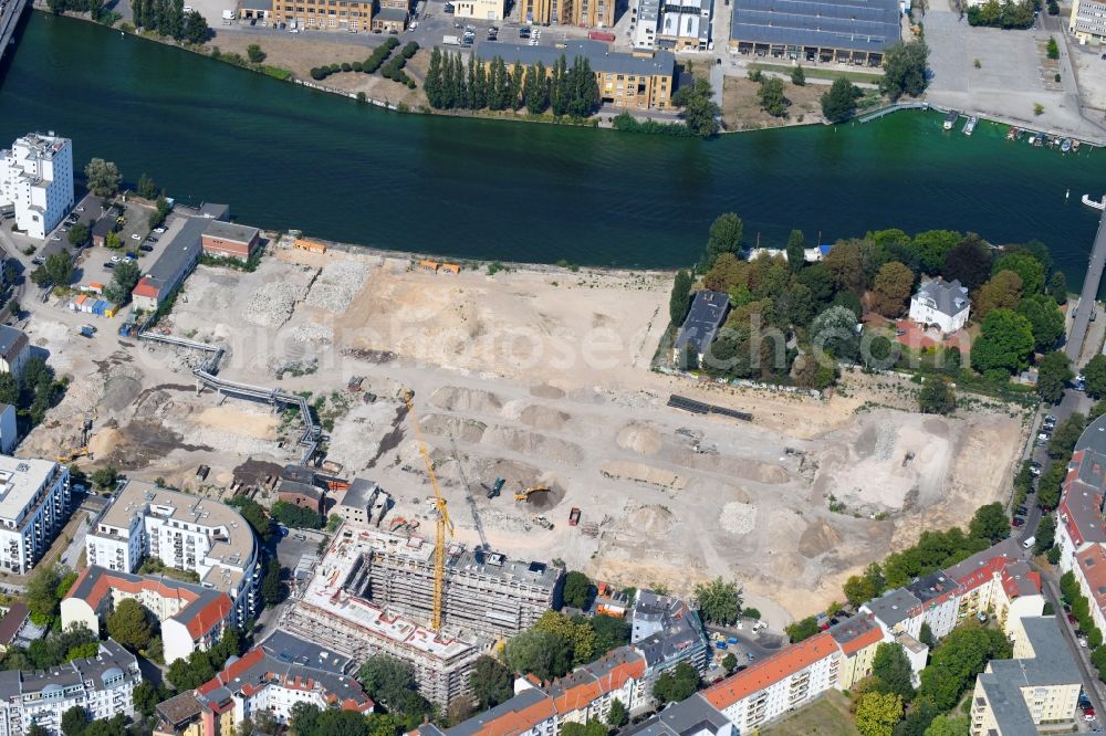 Berlin from the bird's eye view: Construction site to build a new multi-family residential complex Fliessstrasse - Hasselwerder Strasse on river Spree in the district Schoeneweide in Berlin, Germany