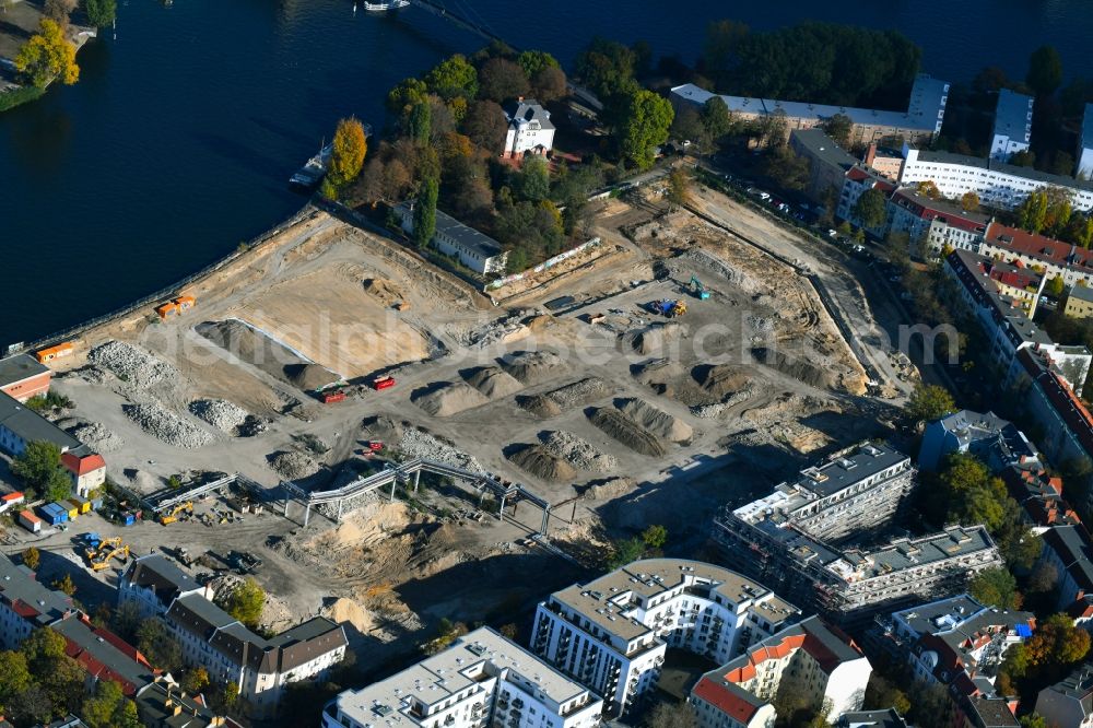 Berlin from the bird's eye view: Construction site to build a new multi-family residential complex Fliessstrasse - Hasselwerder Strasse on river Spree in the district Schoeneweide in Berlin, Germany