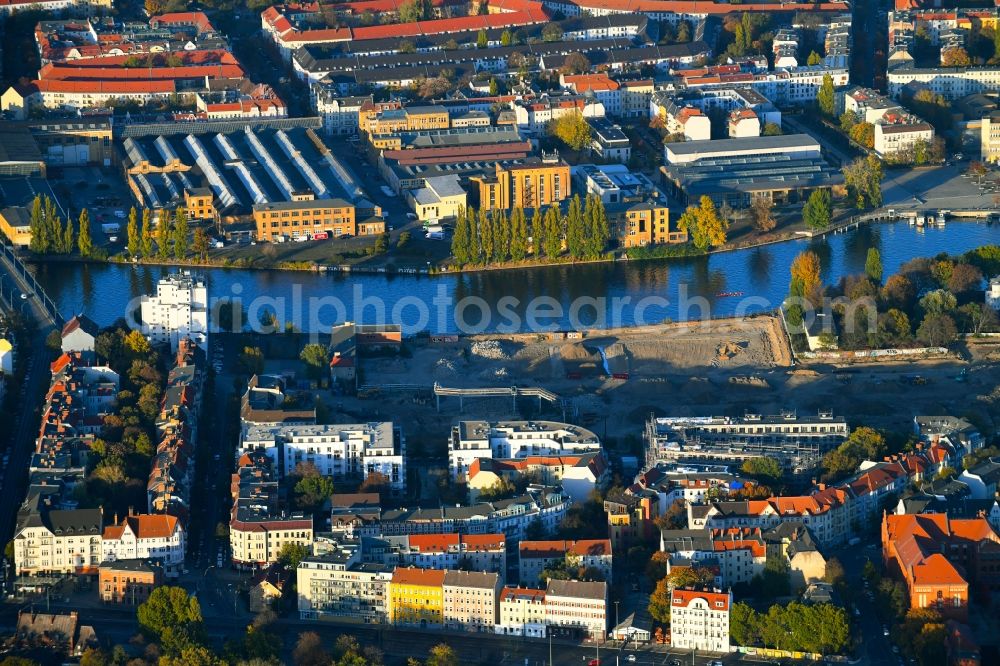 Aerial image Berlin - Construction site to build a new multi-family residential complex Fliessstrasse - Hasselwerder Strasse on river Spree in the district Schoeneweide in Berlin, Germany