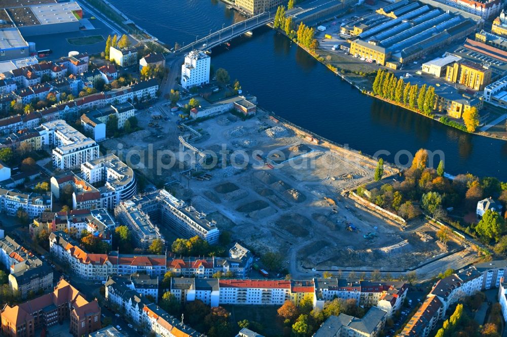 Berlin from the bird's eye view: Construction site to build a new multi-family residential complex Fliessstrasse - Hasselwerder Strasse on river Spree in the district Schoeneweide in Berlin, Germany