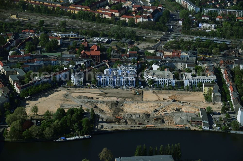 Berlin from the bird's eye view: Construction site to build a new multi-family residential complex Fliessstrasse - Hasselwerder Strasse on river Spree in the district Schoeneweide in Berlin, Germany