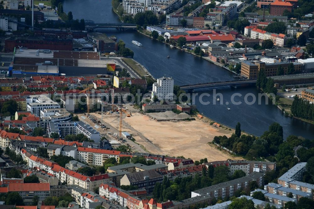 Berlin from the bird's eye view: Construction site to build a new multi-family residential complex Fliessstrasse - Hasselwerder Strasse on river Spree in the district Schoeneweide in Berlin, Germany