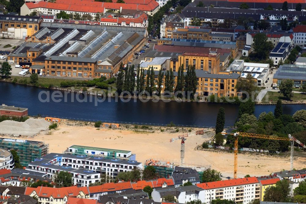 Berlin from the bird's eye view: Construction site to build a new multi-family residential complex Fliessstrasse - Hasselwerder Strasse on river Spree in the district Schoeneweide in Berlin, Germany