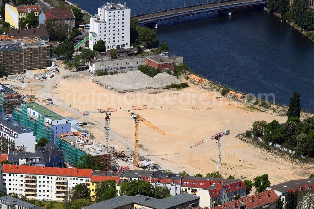 Berlin from the bird's eye view: Construction site to build a new multi-family residential complex Fliessstrasse - Hasselwerder Strasse on river Spree in the district Schoeneweide in Berlin, Germany