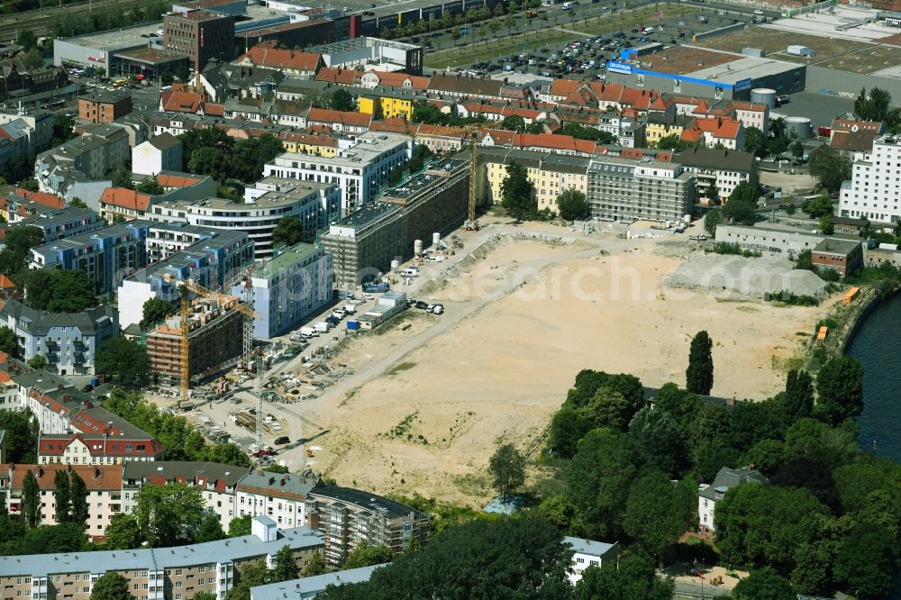 Berlin from the bird's eye view: Construction site to build a new multi-family residential complex Fliessstrasse - Hasselwerder Strasse on river Spree in the district Schoeneweide in Berlin, Germany