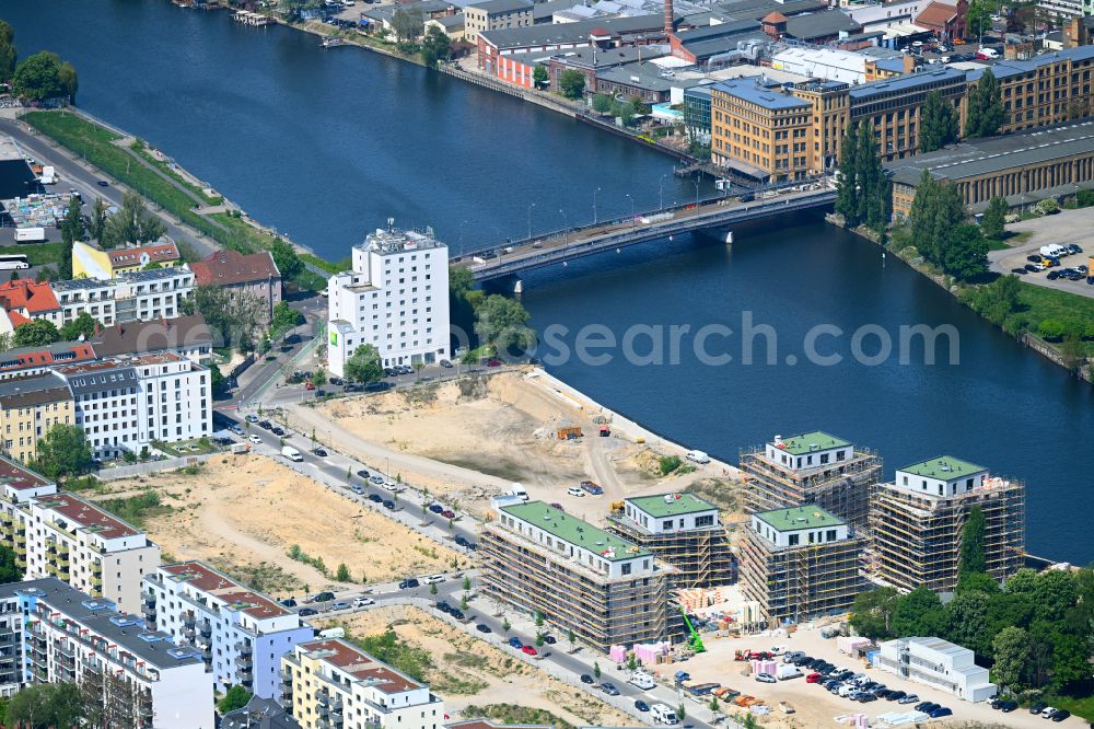 Aerial image Berlin - Construction site to build a new multi-family residential complex Fliessstrasse - Hasselwerder Strasse on river Spree in the district Schoeneweide in the district Schoeneweide in Berlin, Germany