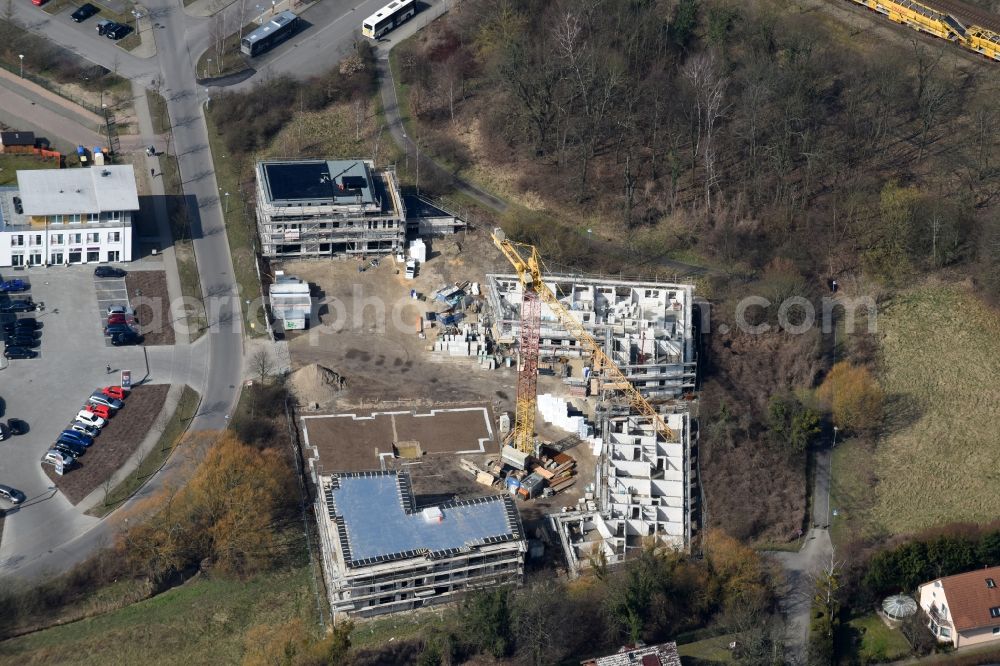 Fredersdorf-Vogelsdorf from the bird's eye view: Construction site to build a new multi-family residential complex Refugium am Muehlenfliess an der Brueckenstrasse in Fredersdorf-Vogelsdorf in the state Brandenburg