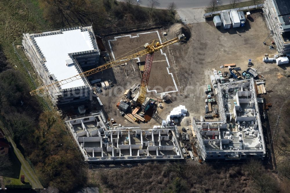 Fredersdorf-Vogelsdorf from the bird's eye view: Construction site to build a new multi-family residential complex Refugium am Muehlenfliess an der Brueckenstrasse in Fredersdorf-Vogelsdorf in the state Brandenburg