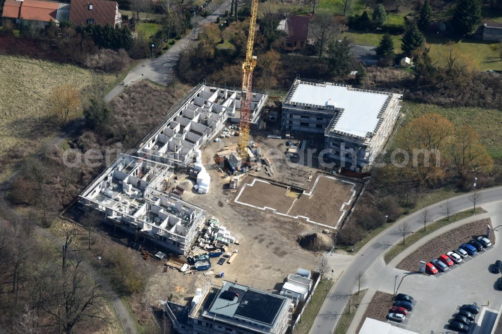 Fredersdorf-Vogelsdorf from the bird's eye view: Construction site to build a new multi-family residential complex Refugium am Muehlenfliess an der Brueckenstrasse in Fredersdorf-Vogelsdorf in the state Brandenburg