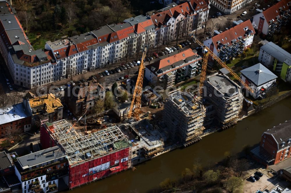 Aerial image Leipzig - Construction site to build a new multi-family residential complex LE RIVERHOUSES on Holbeinstrasse on river Weisse Elster in the district Schleussig in Leipzig in the state Saxony