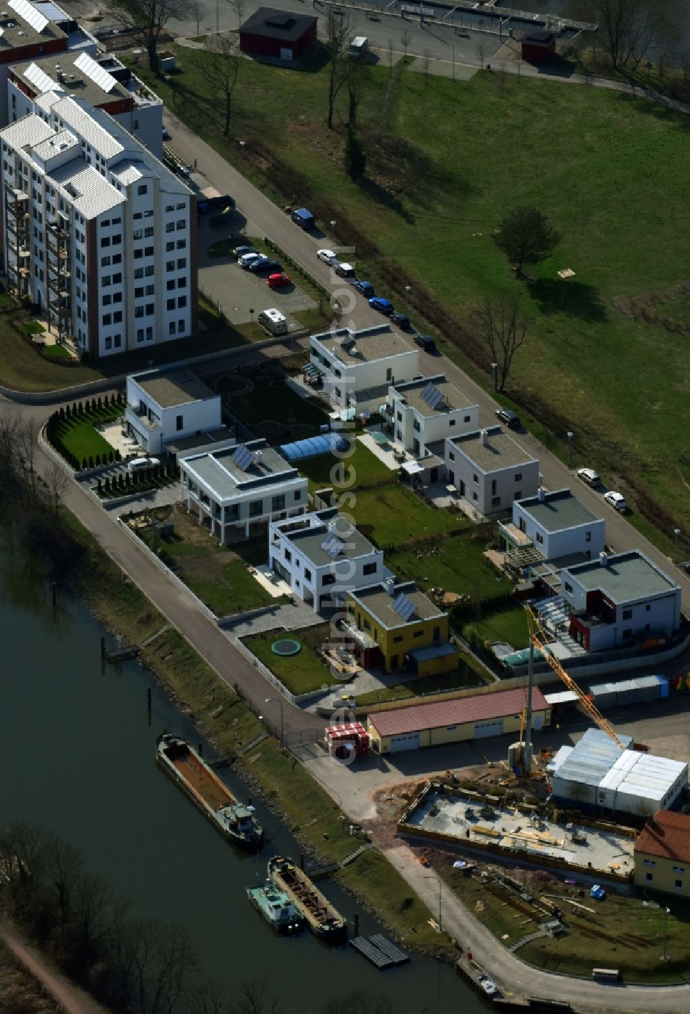 Halle (Saale) from above - Construction site to build a new multi-family residential complex Sophienhafen on Saline-Insel in Hafenviertel in the district Stadtbezirk West in Halle (Saale) in the state Saxony-Anhalt