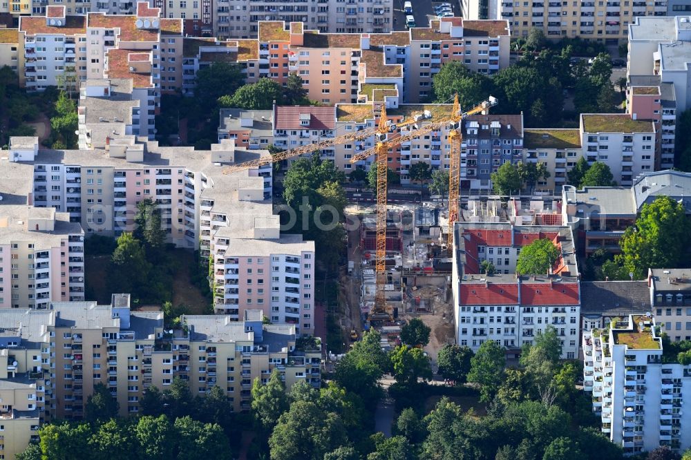 Berlin from the bird's eye view: Construction site to build a new multi-family residential complex of STADT UND LAND Wohnbauten-Gesellschaft mbH between Briesestrasse and Kienitzer Strasse in the district Neukoelln in Berlin, Germany