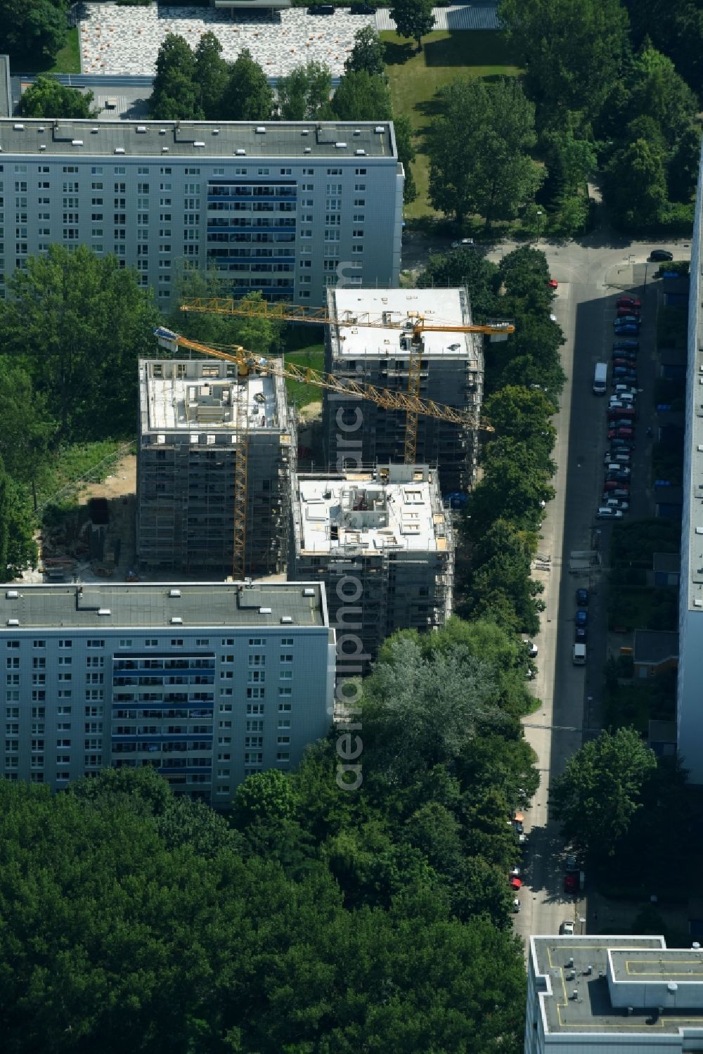 Berlin from the bird's eye view: Construction site to build a new multi-family residential complex townhouses Dolgenseestrasse of housing association HOWOGE in the district Lichtenberg in Berlin, Germany