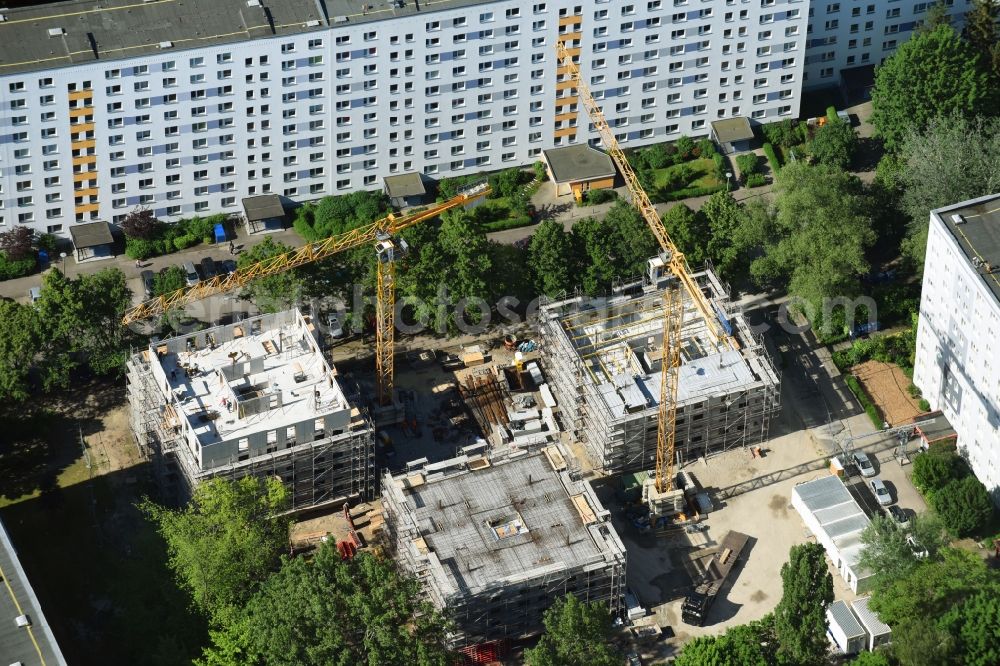 Berlin from the bird's eye view: Construction site to build a new multi-family residential complex townhouses Dolgenseestrasse of housing association HOWOGE in the district Lichtenberg in Berlin, Germany