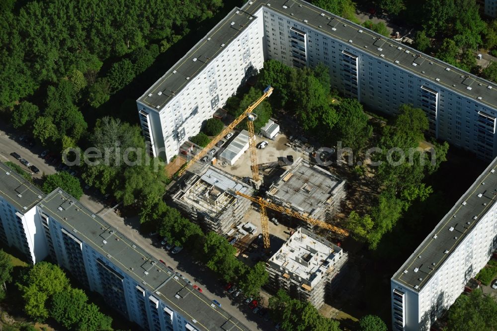 Berlin from the bird's eye view: Construction site to build a new multi-family residential complex townhouses Dolgenseestrasse of housing association HOWOGE in the district Lichtenberg in Berlin, Germany