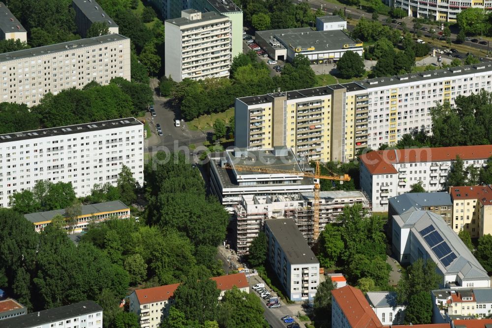 Berlin from the bird's eye view: Construction site to build a new multi-family residential complex of WBM Wohnungsbaugesellschaft Berlin-Mitte mbH on Strausberger Strasse corner Palisadenstrasse in the district Friedrichshain-Kreuzberg in Berlin, Germany